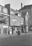 350766 Gezicht op de voorgevel van de winkel van de Utrechtse Coöperatie (UCO, Ondiep 67) te Utrecht.N.B. Van ca. 1952 ...